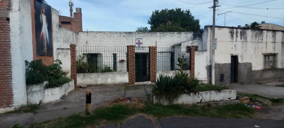 DESTINO: LA FE. En Pasaje García, las vías terminan en la capilla De la Divina Misericordia, con cartel de Cáritas.