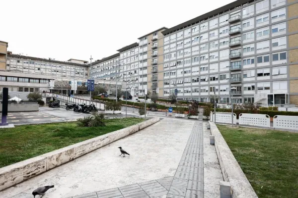 Francisco pasó una noche tranquila en el hospital de Roma y escribió el texto del Ángelus