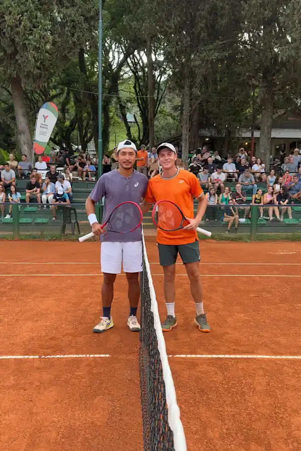 ANTES DEL DILUVIO. Sakamoto y Midón posan en la tradicional foto previa al sorteo del comienzo del partido. FOTO ATT