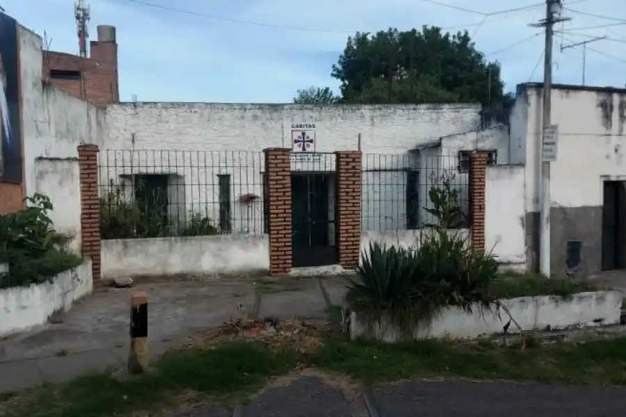 DESTINO: LA FE. En Pasaje García, las vías terminan en la capilla De la Divina Misericordia, con cartel de Cáritas.