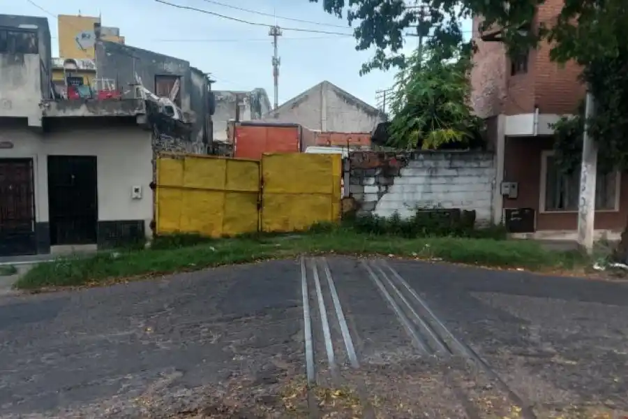 USURPADO. En Italia y Balcarce, un vecino decidió ocupar el ramal y hasta colocó un portón para poder guardar adentro sus vehículos.