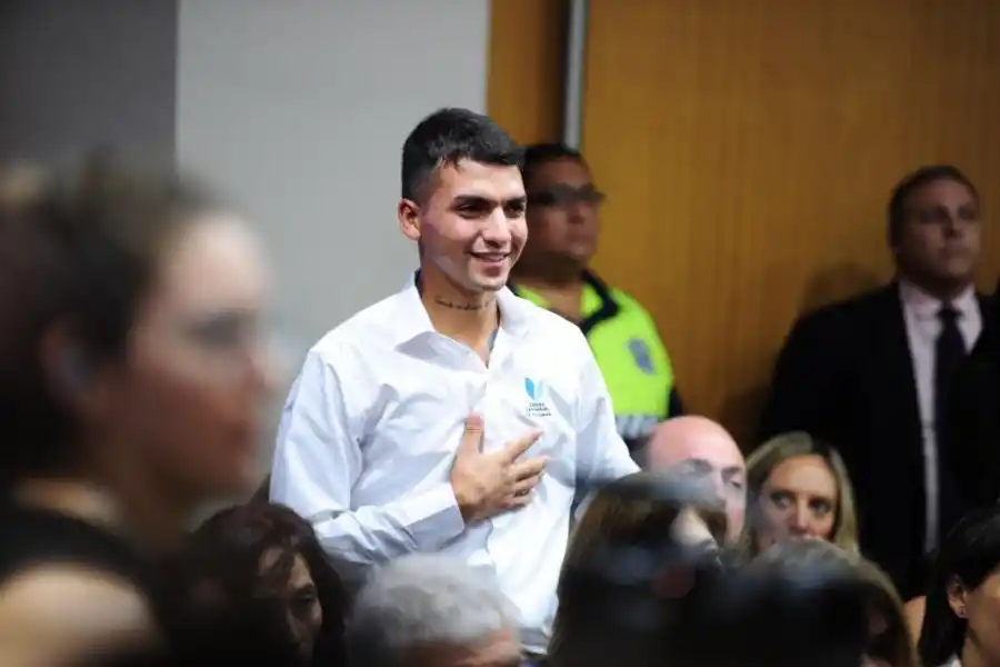 Nahuel Herrera fue parte del acto de ayer. El joven estaba en situación de calle y el municipio le dio la chance de ser admisionista en la Asistencia Pública.