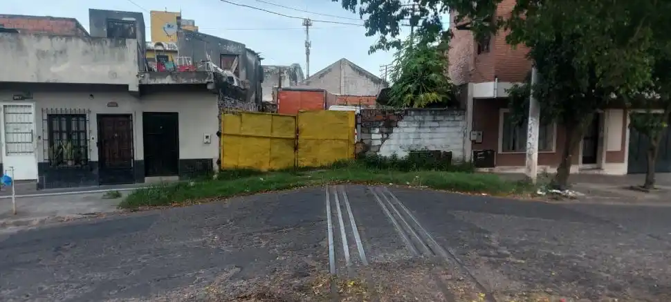 USURPADO. En Italia y Balcarce, un vecino decidió ocupar el ramal y hasta colocó un portón para poder guardar adentro sus vehículos.