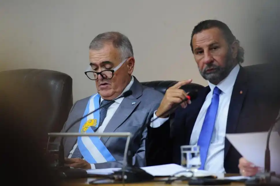 Osvaldo Jaldo se probó uno de los anteojos que se confeccionan con tapitas de gaseosas en el marco del programa municipal “Ecolentes”.