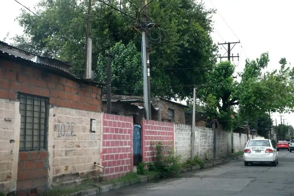 SIN VEREDAS NI CONTROLES. En la zona las casas tienen su frente sobre el cordón, sin ninguna supervisión. la gaceta / fotos de franco vera