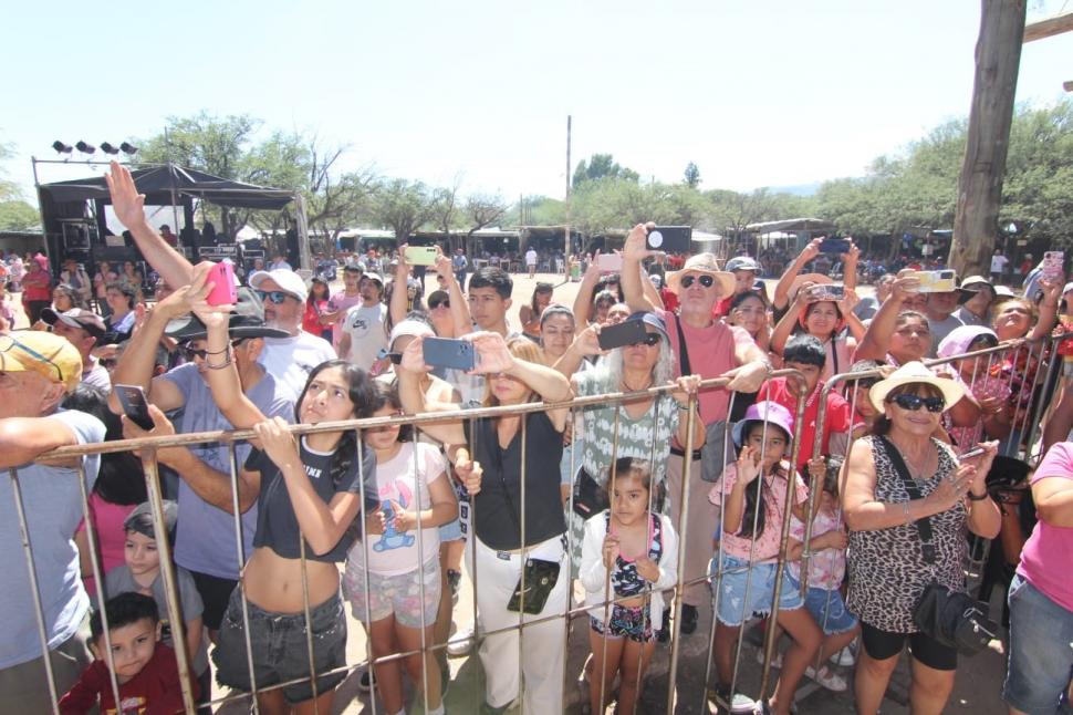 TODOS JUNTOS. La fiesta se llenó tanto de turistas como de lugareños.