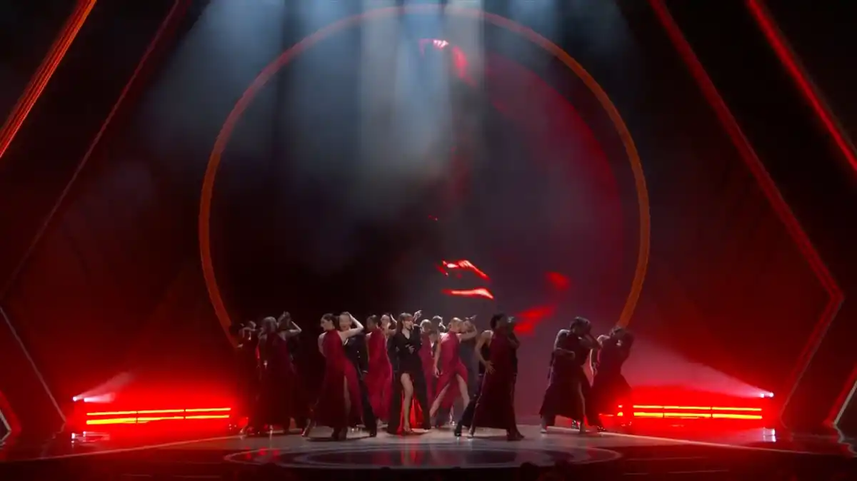 La espectacular interpretación en tributo a James Bond.