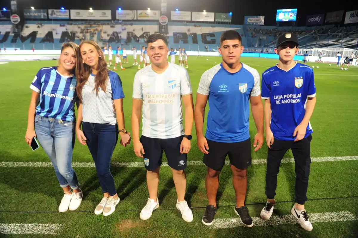 CERCA DE SUS ÍDOLOS. Los fanáticos vivieron una previa de partido especial.