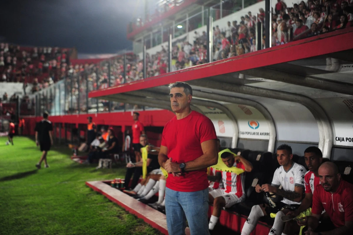 ENFOCADO. Ariel Martos observa con atención el desarrollo del partido entre San Martín de Tucumán y Güemes.