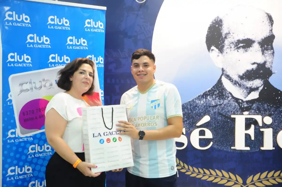 REGALO. Alejandra Barros, gerenta de marketing del diario, entregó los presentes.