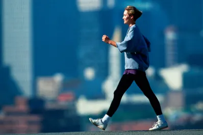 ¿Caminar más distancia o más rápido?: qué es mejor para perder peso según, los expertos