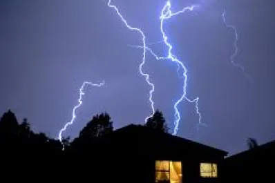 ¿Qué hacer cuando se corta la luz durante una tormenta?: la guía para actuar de manera segura