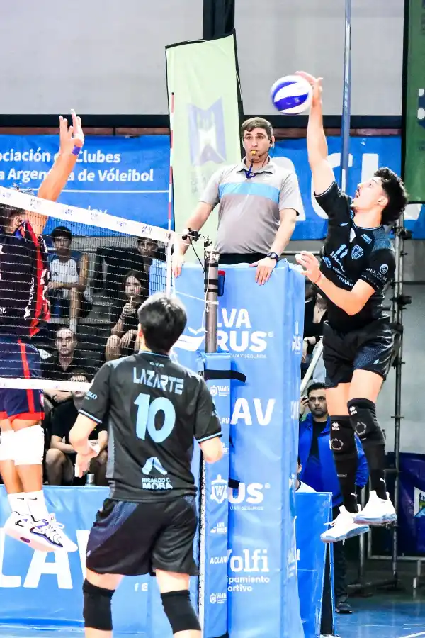 NO ALCANZÓ. Bucciarelli, máximo anotador en Tucumán de Gimnasia, ataca el balón ante el bloqueo rival. 