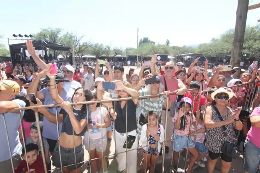 TODOS JUNTOS. La fiesta se llenó tanto de turistas como de lugareños.