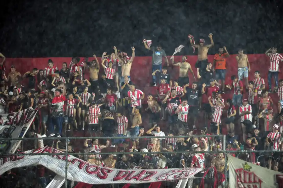 BAJO LA LLUVIA. La hinchada, a pesar de la tormenta, siguió alentando al equipo