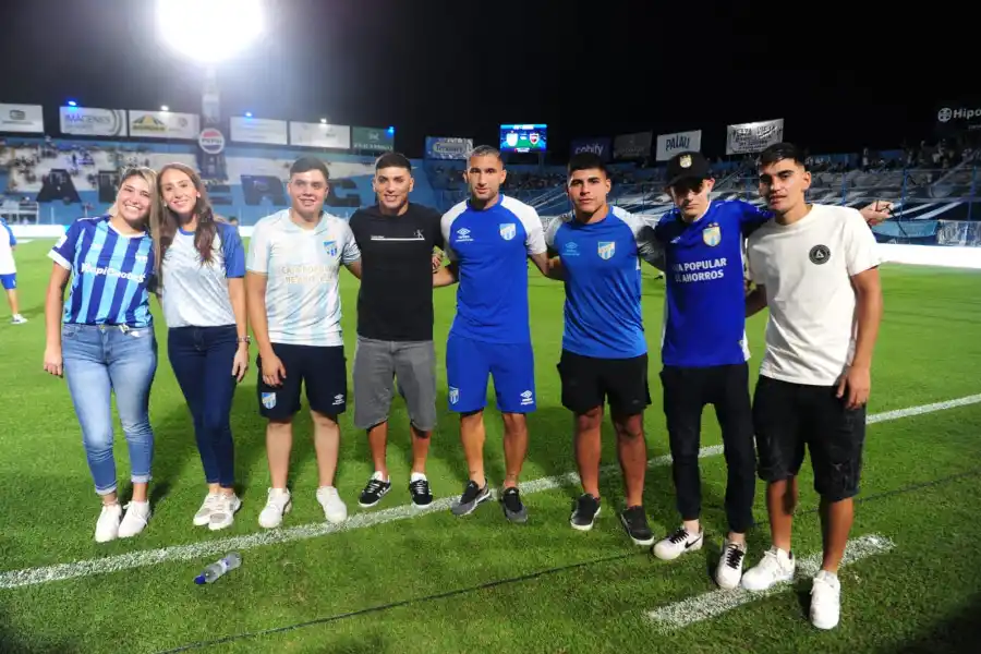 ALEGRÍA. Los socios aprovecharon la ocasión para fotografiarse con los jugadores.