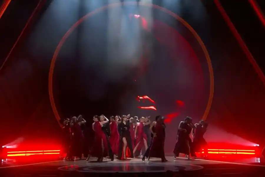 La espectacular interpretación en tributo a James Bond.