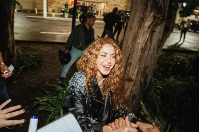 Así llegó Shakira a Argentina en medio de una multitud de fans