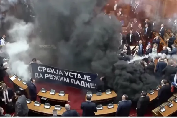 Escándalo en Serbia: tres legisladores resultaron heridos durante una votación