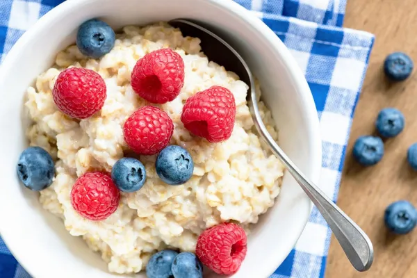 Nunca combines la fruta y la avena de esta manera: el error que no debés cometer