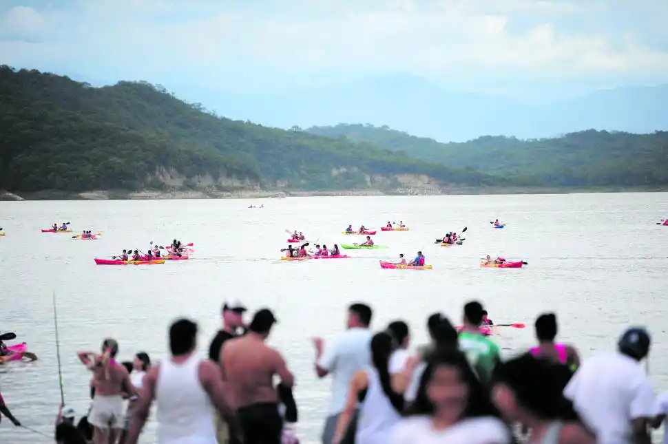 DIQUE. Las familias también disfrutaron de los paseos en kayak.