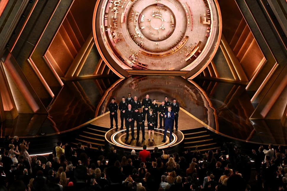 DE PIE. La platea de artistas en pleno le brindó una firme ovación a los bomberos que lucharon contra los incendios de Los Ángeles de enero.