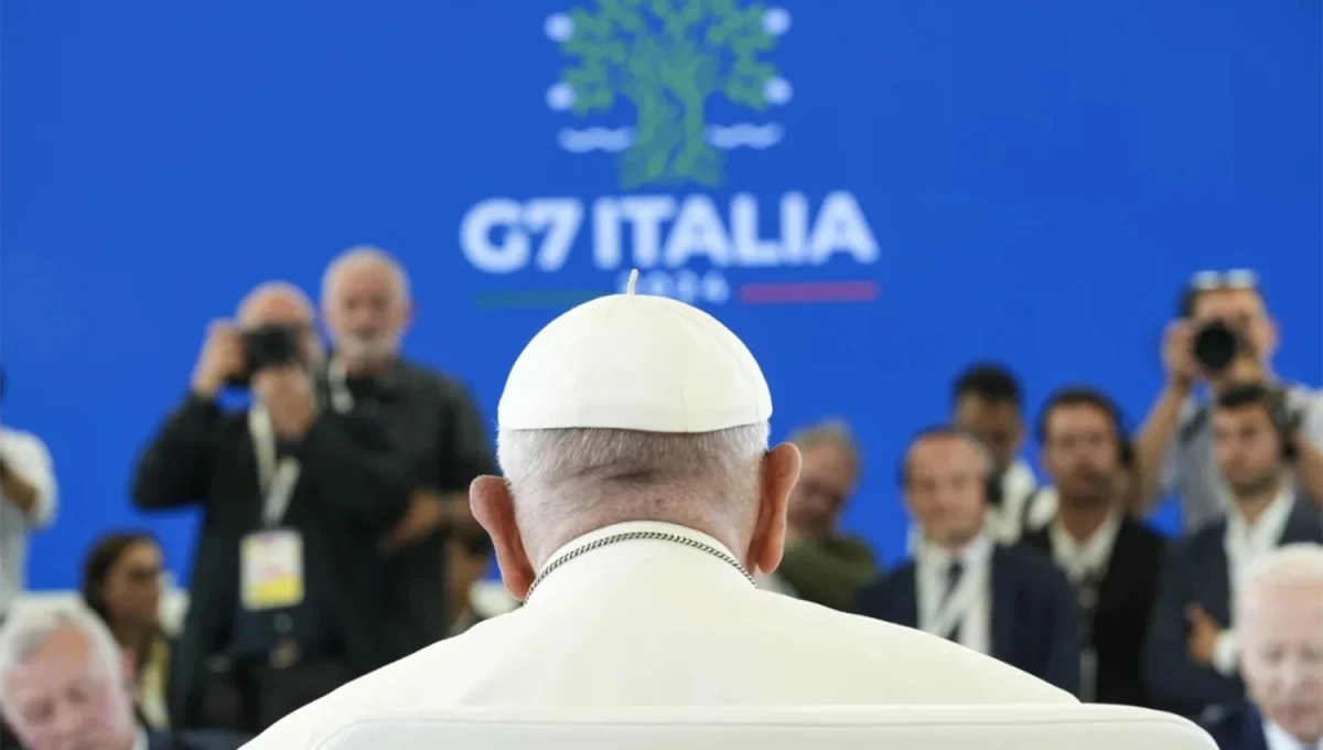 POSTURA. El Papa Francisco dejó algunas advertencias en su última participación en la cumbre del G7, en 2024.