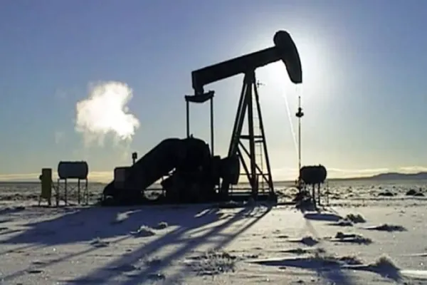El petróleo se derrumba más de 4% y toca mínimos de 2021