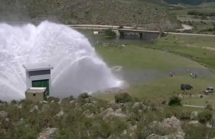 LA VÁLVULA. Para aliviar el nivel del embalse, se descarga agua que hace crecer el caudal del río Los Sosa.