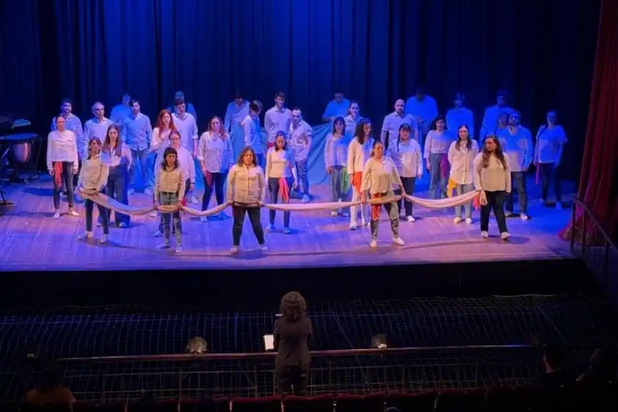 Mujeres en foco: taller de canto colectivo y recital de Vivi Vargas