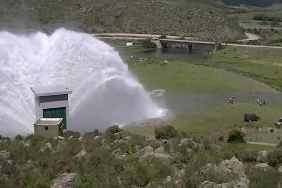 LA VÁLVULA. Para aliviar el nivel del embalse, se descarga agua que hace crecer el caudal del río Los Sosa.