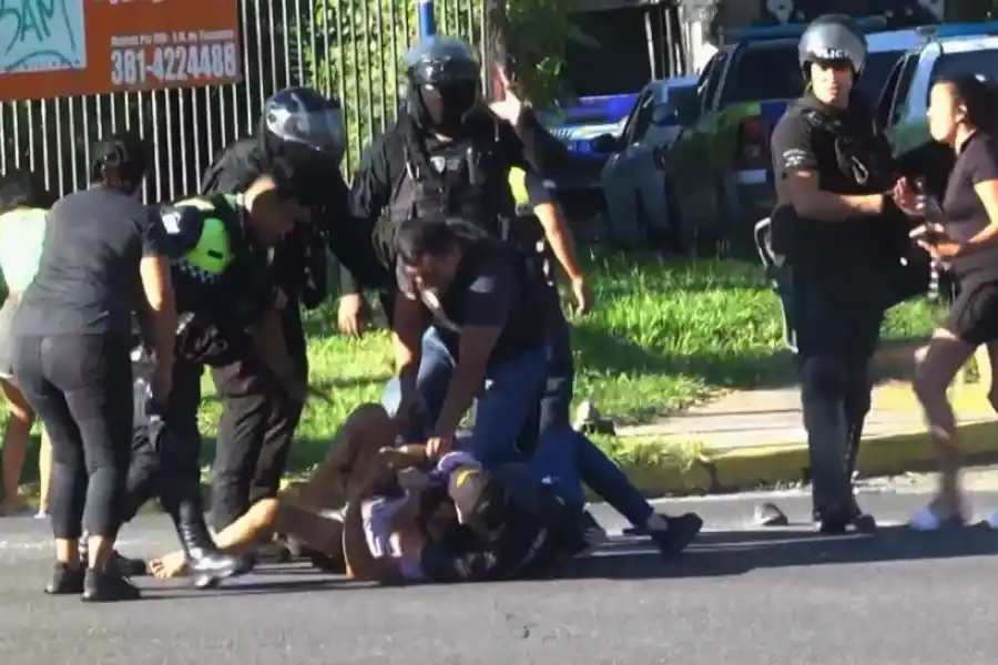 TUMULTO. Allegados del fallecido habrían agredido al personal policial.