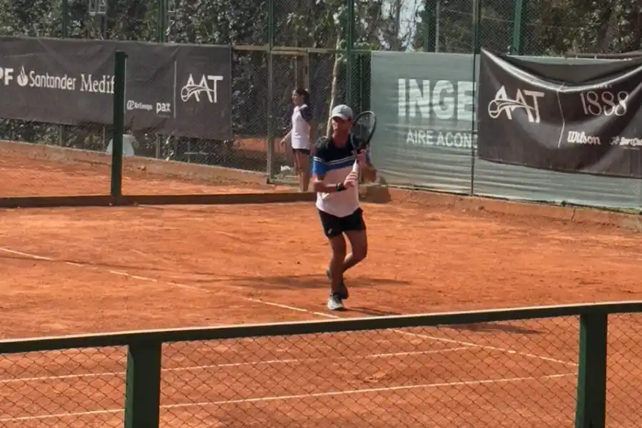 EN ACCIÓN. Rengel a punto de golpear un revés con slice en el M25 de Las Lomitas.