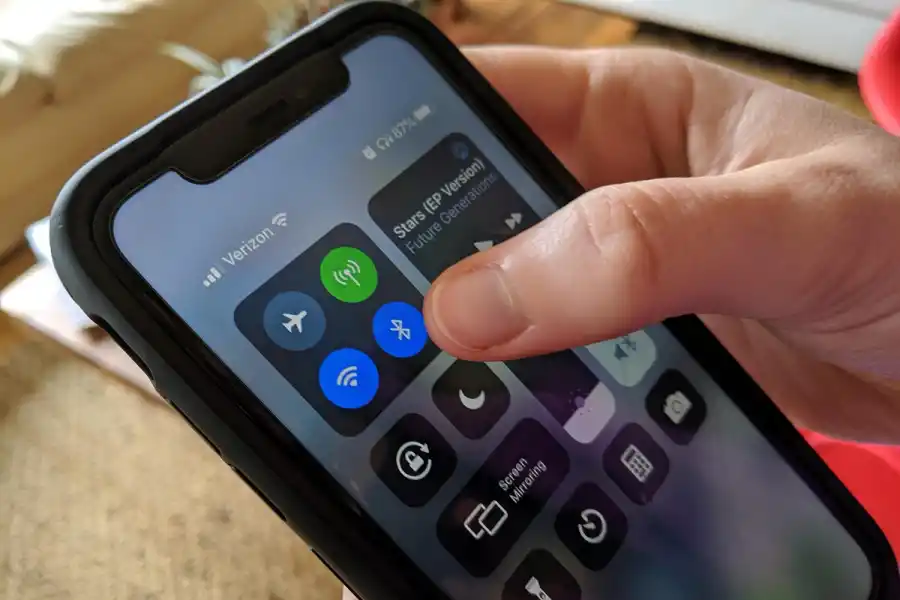 Luego de conectar el dispositivo de duplicación al puerto HDMI se debe seleccionar Screen Murroring o Cast en la configuración del celular.