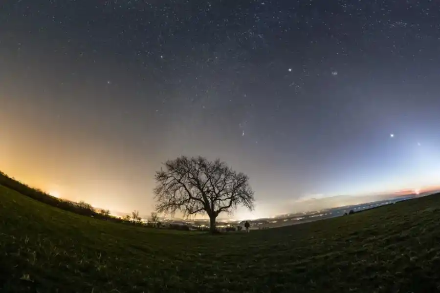 Siete planetas, junto con el Sol y la Luna, se alinean en el cielo sobre las colinas de Mendip, en el Reino Unido. Más abajo en el artículo se puede encontrar una versión comentada de la imagen. (Crédito de la imagen: Josh Dury/Sapce.com)