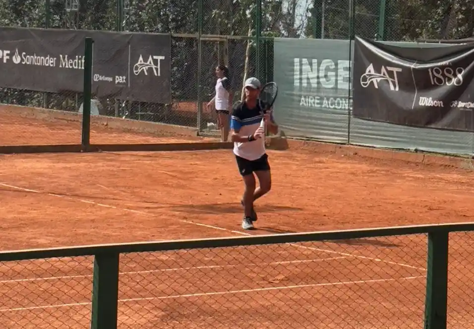 EN ACCIÓN. Rengel a punto de golpear un revés con slice en el M25 de Las Lomitas.