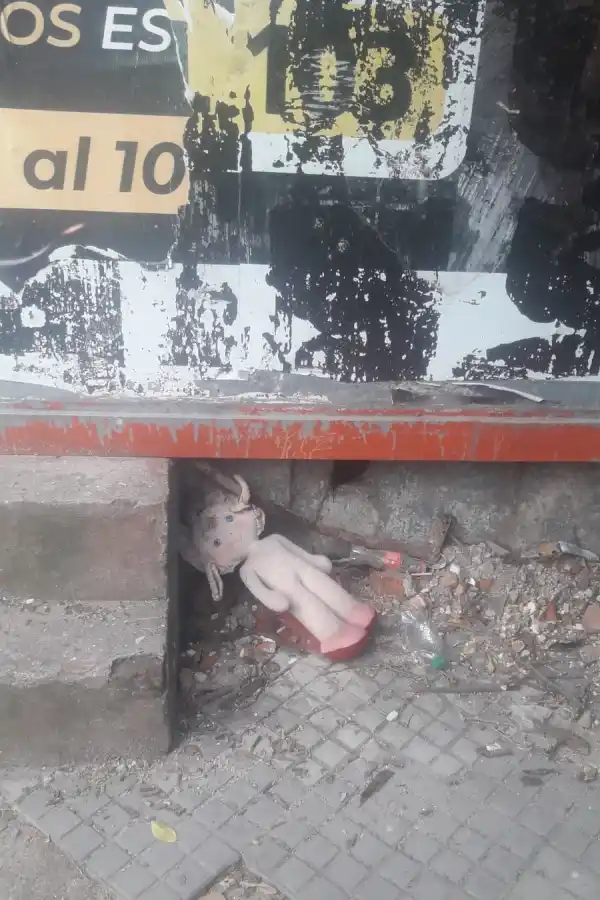 El triste sepulcro de una muñeca