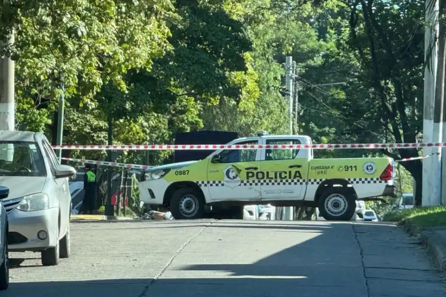PERÍMETRO. La policía cortó las calles aledañas para resguardar la escena