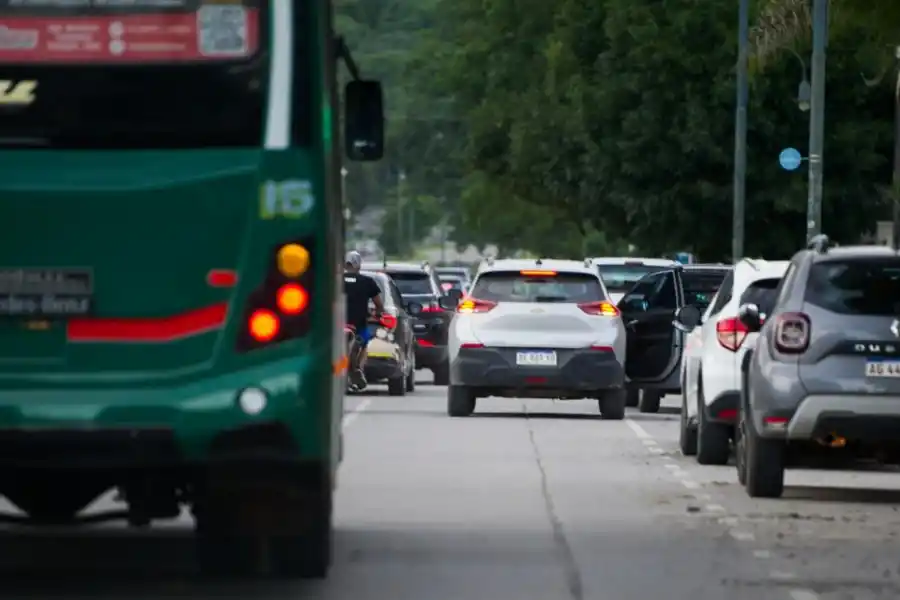 EN YERBA BUENA. Los chicos bajan de los autos mal estacionados sobre una de las avenidas principales.