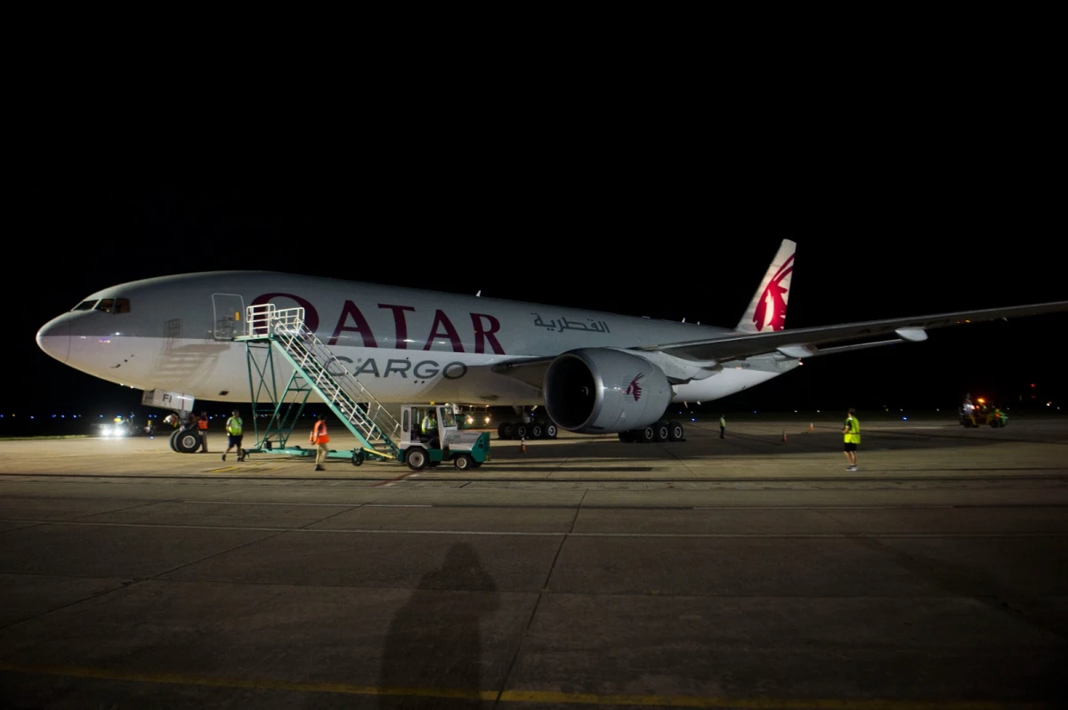 IMPONENTE. El Boening 777 F aterrizó en la madrugada de hoy a nuestra provincia. FOTO: DIEGO ARAOZ - LA GACETA