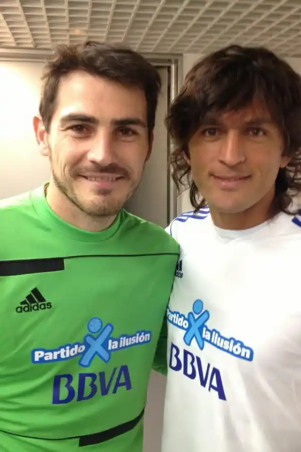 MODO FANÁTICO. Durante los descansos del partido benéfico en el que participó, Belluscio no desaprovechó la posibilidad de posar junto a sus ídolos del Real Madrid.