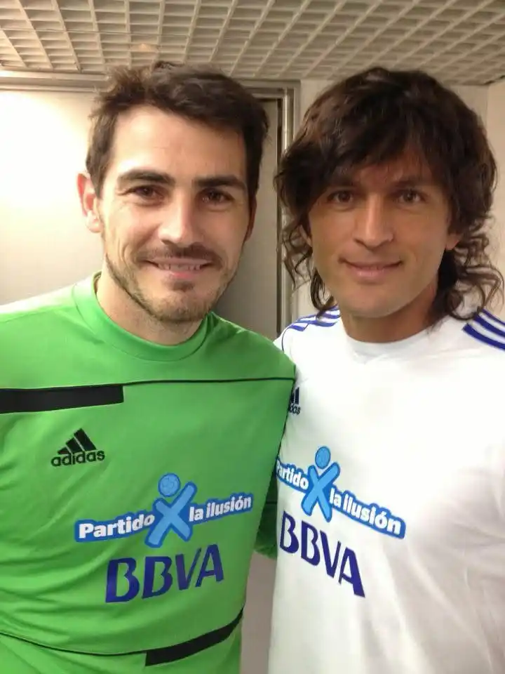 MODO FANÁTICO. Durante los descansos del partido benéfico en el que participó, Belluscio no desaprovechó la posibilidad de posar junto a sus ídolos del Real Madrid.