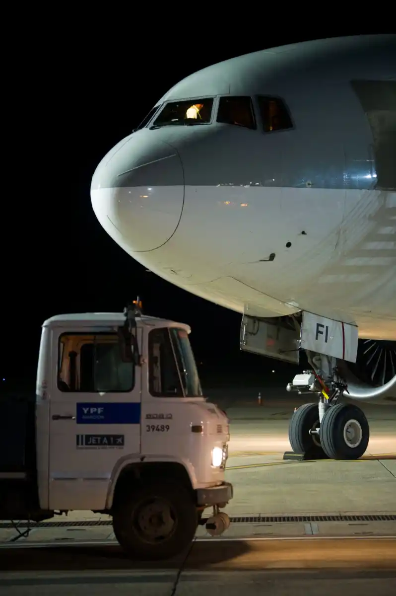 CONTRASTE. La trompa del mega avión enfrentada a la cabina de un camión utilitario. FOTO: DIEGO ARAOZ - LA GACETA