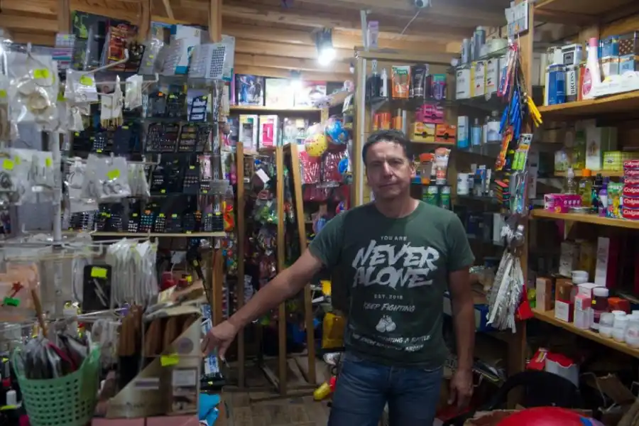 JESÚS RETAMERO. Dueño de una regalería, se moviliza por todos.