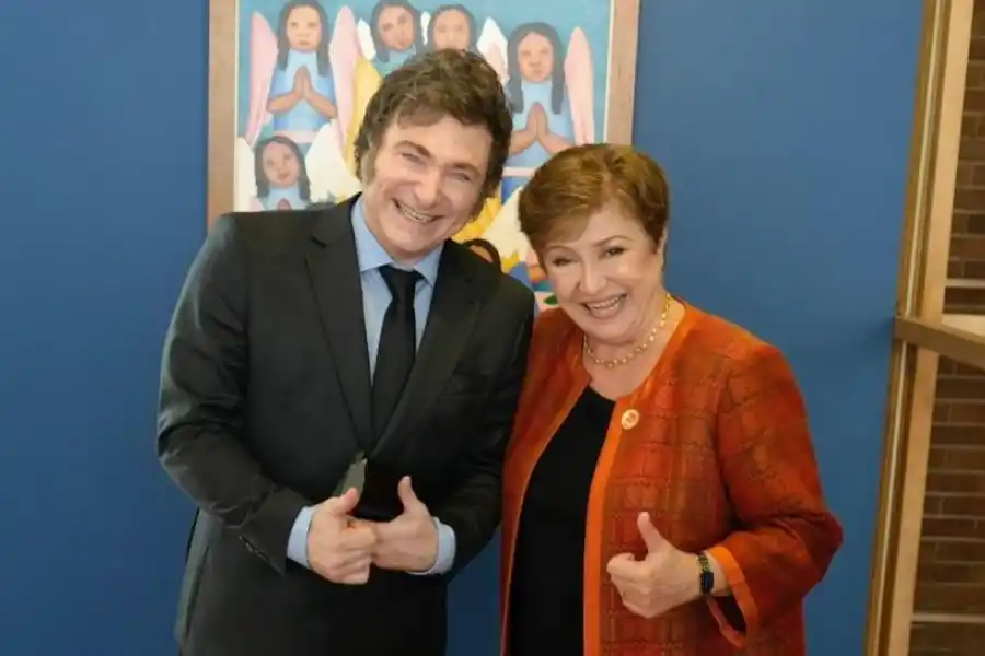 ACUERDO. Milei posa junto a la directora del FMI, Kristalina Georgieva.