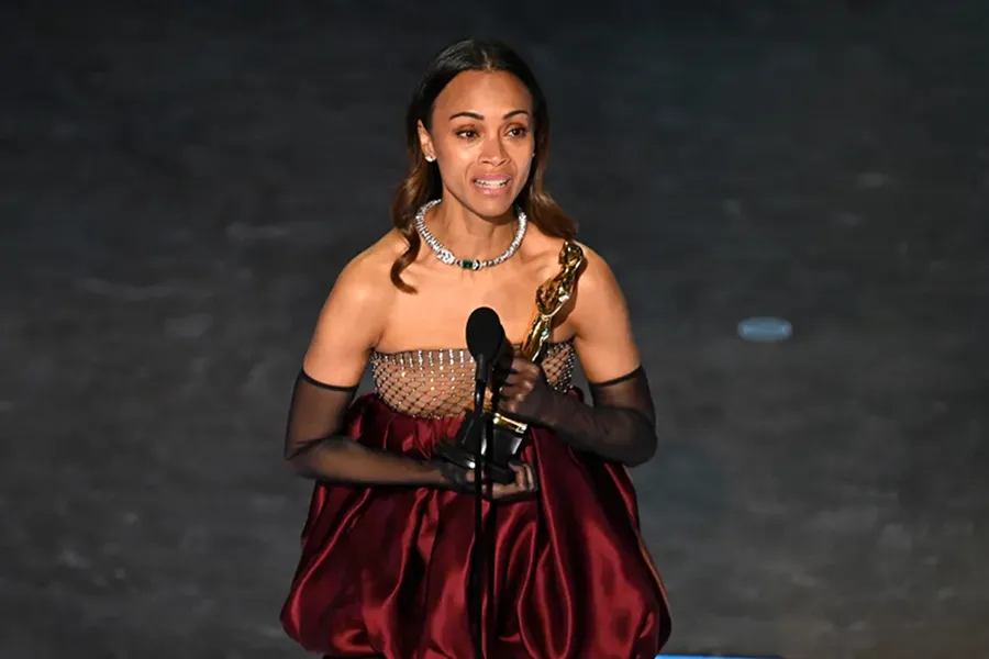 Polémica por el cambio de discurso de Zoe Saldaña antes y después de recibir el Oscar