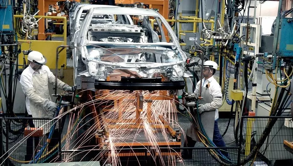 La producción industrial creció 7,1% interanual en enero, pero bajo respecto a diciembre