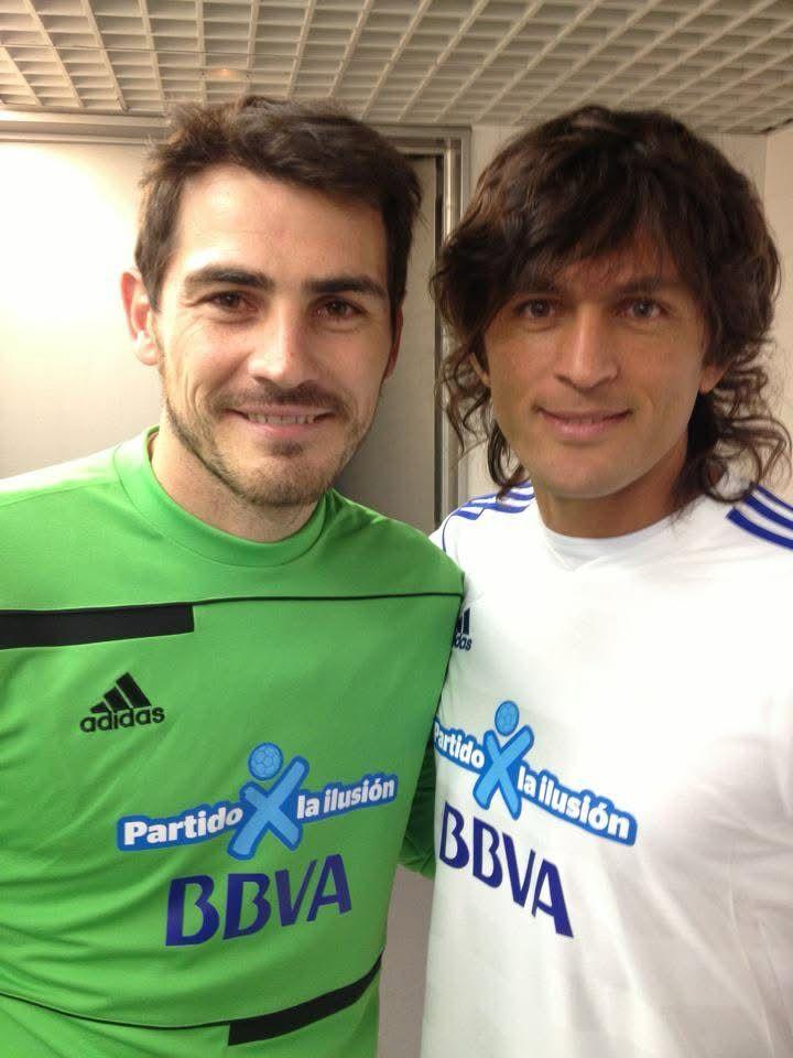 MODO FANÁTICO. Durante los descansos del partido benéfico en el que participó, Belluscio no desaprovechó la posibilidad de posar junto a sus ídolos del Real Madrid.