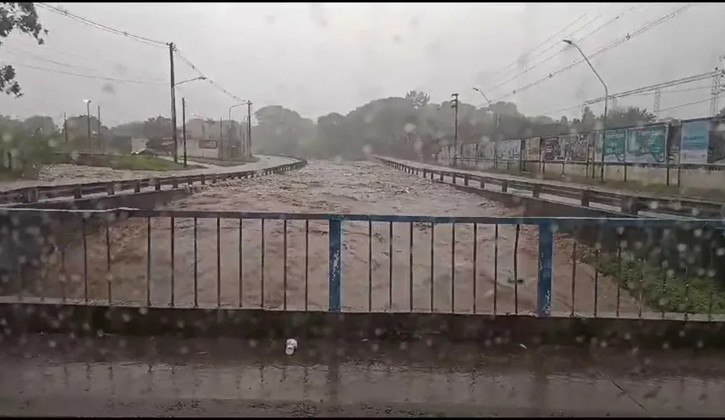 El canal Sur cerca del desborde.