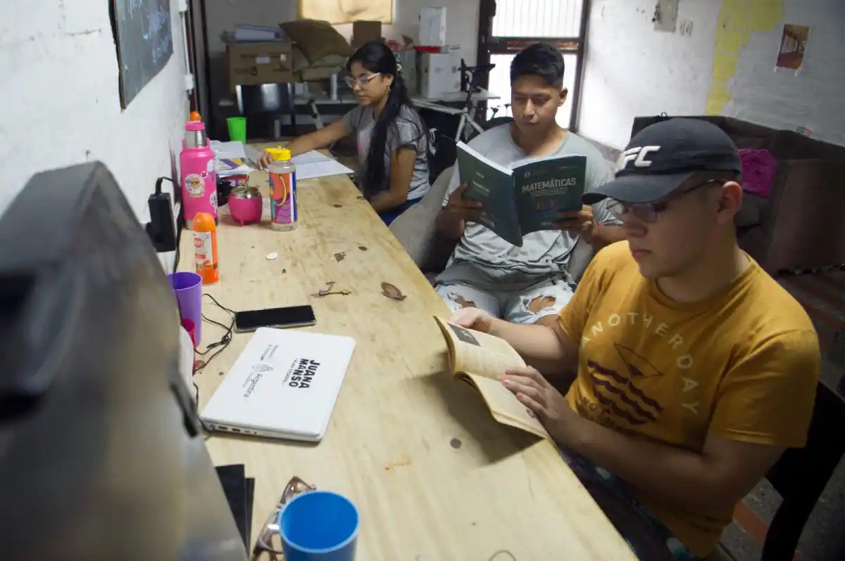 EN LA RESIDENCIA UNIVERSITARIA. Mario. quien tiene una gorra firmada por Duki, será estudiante de Arquitectura este año. / LA GACETA, DIEGO ARÁOZ